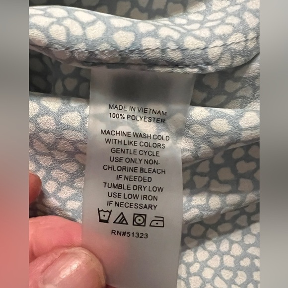 🛍️ VINCE CAMUTO Light blue and white printed blouse‎ size S. - Picture 9 of 11